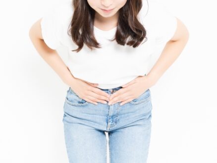 下腹部を抑える女性