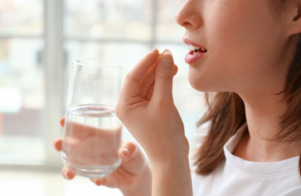 ピルを飲む女性 {{brizy_dc_image_alt imageSrc=